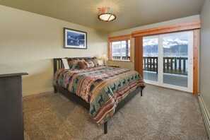 Classic Room, 1 Queen Bed, Marina View, Oceanfront | Premium bedding, free WiFi, bed sheets - Safari Lodge (Seward)