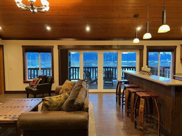 Executive suite, 1 slaapkamer, uitzicht op jachthaven, aan zee | Woonruimte | Een 42-inch smart-tv met digitale zenders, Netflix en Hulu