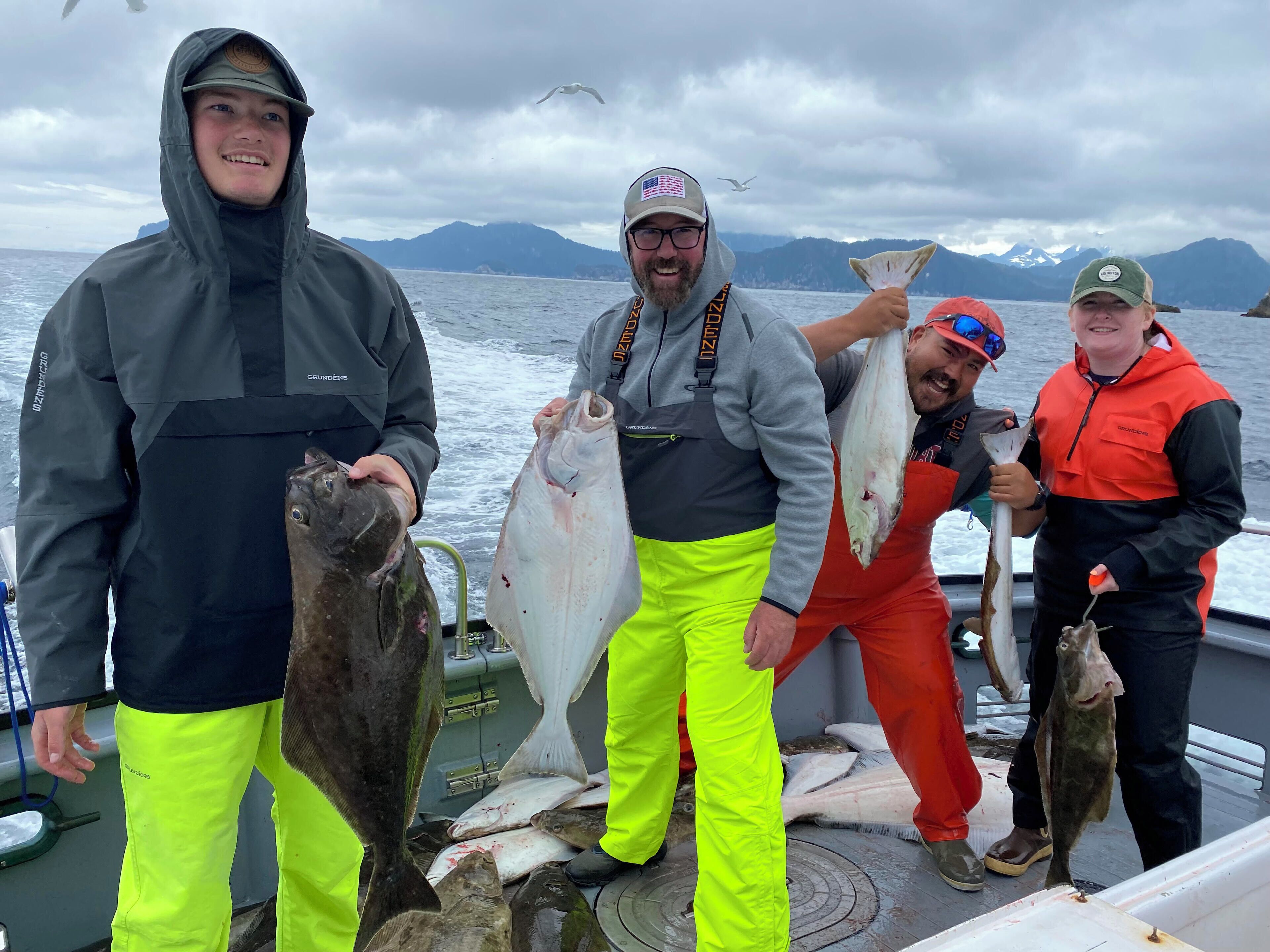 Un grupo de personas en un bote sosteniendo peces.