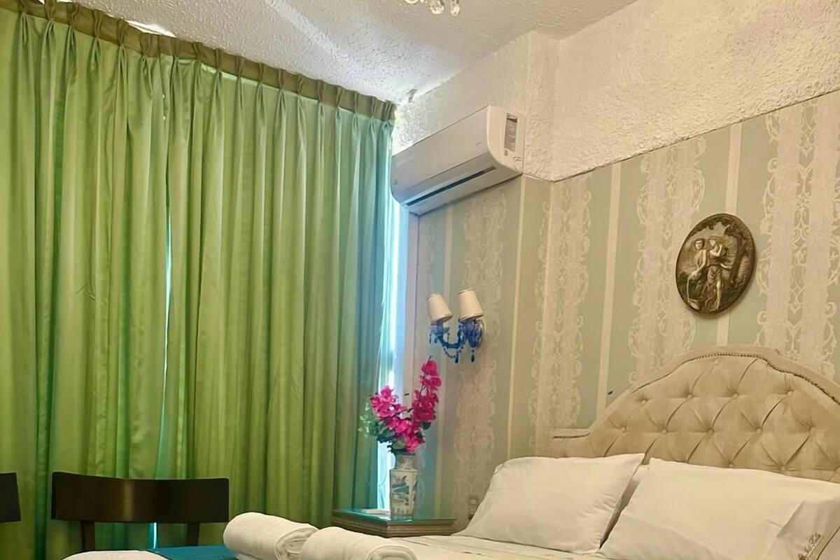 غرفة مزدوجة كلاسيكية | ستائر تعتيم وتجهيزات عازلة للصوت ومكواة/لوح كي وواي فاي مجانًا