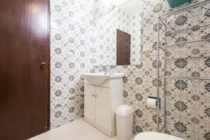 Classic-Doppelzimmer | Badezimmer | Dusche, kostenlose Toilettenartikel, Haartrockner, Handtücher