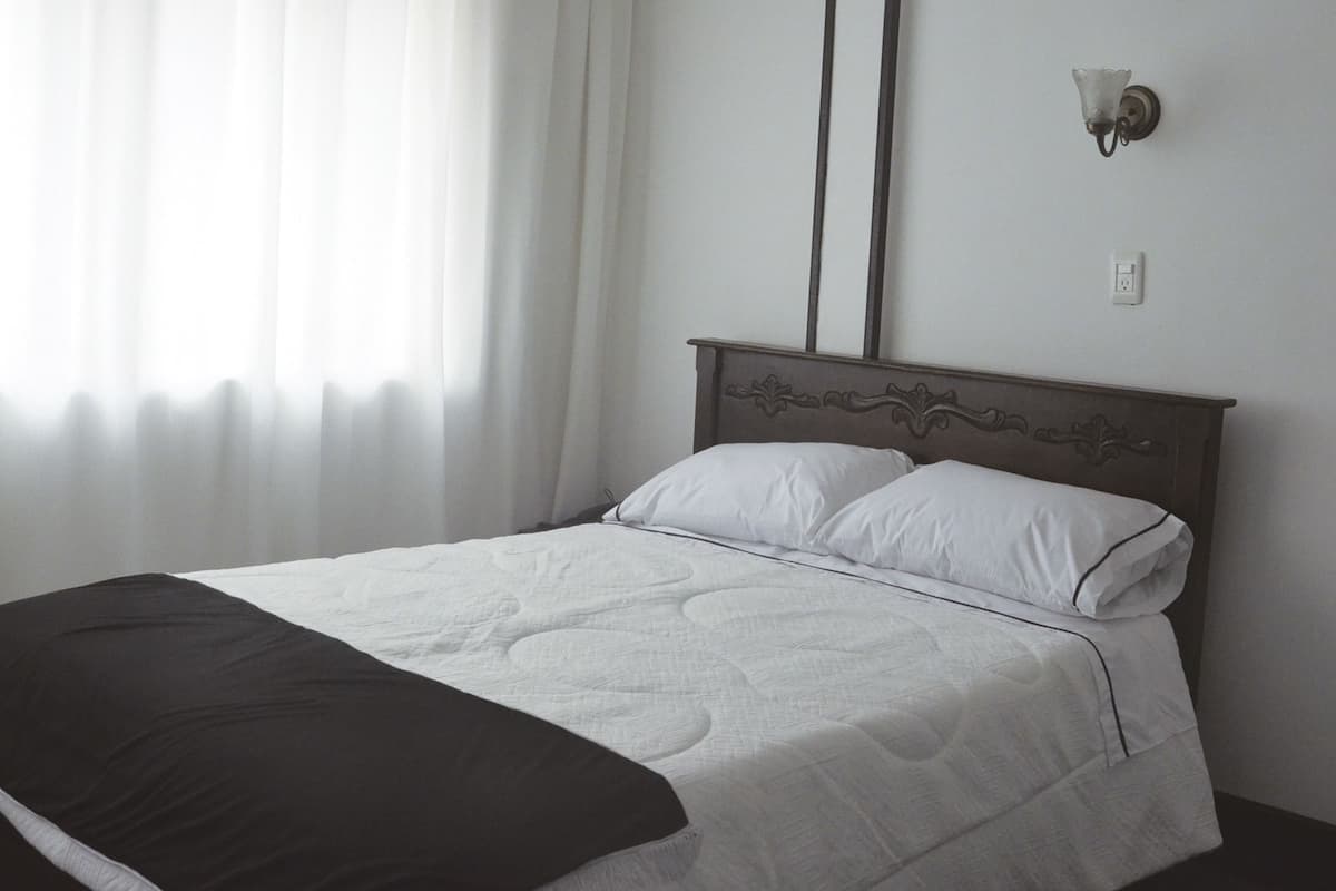 Premium bedding, in-room safe, desk, blackout drapes