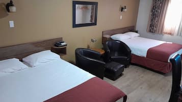 Habitación, 2 camas de matrimonio, no fumadores | Escritorio, tabla de planchar con plancha, wifi gratis y ropa de cama