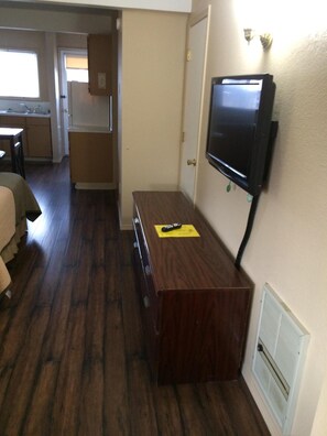 TV - Townhouse Inn & Suites (Klamath Falls)