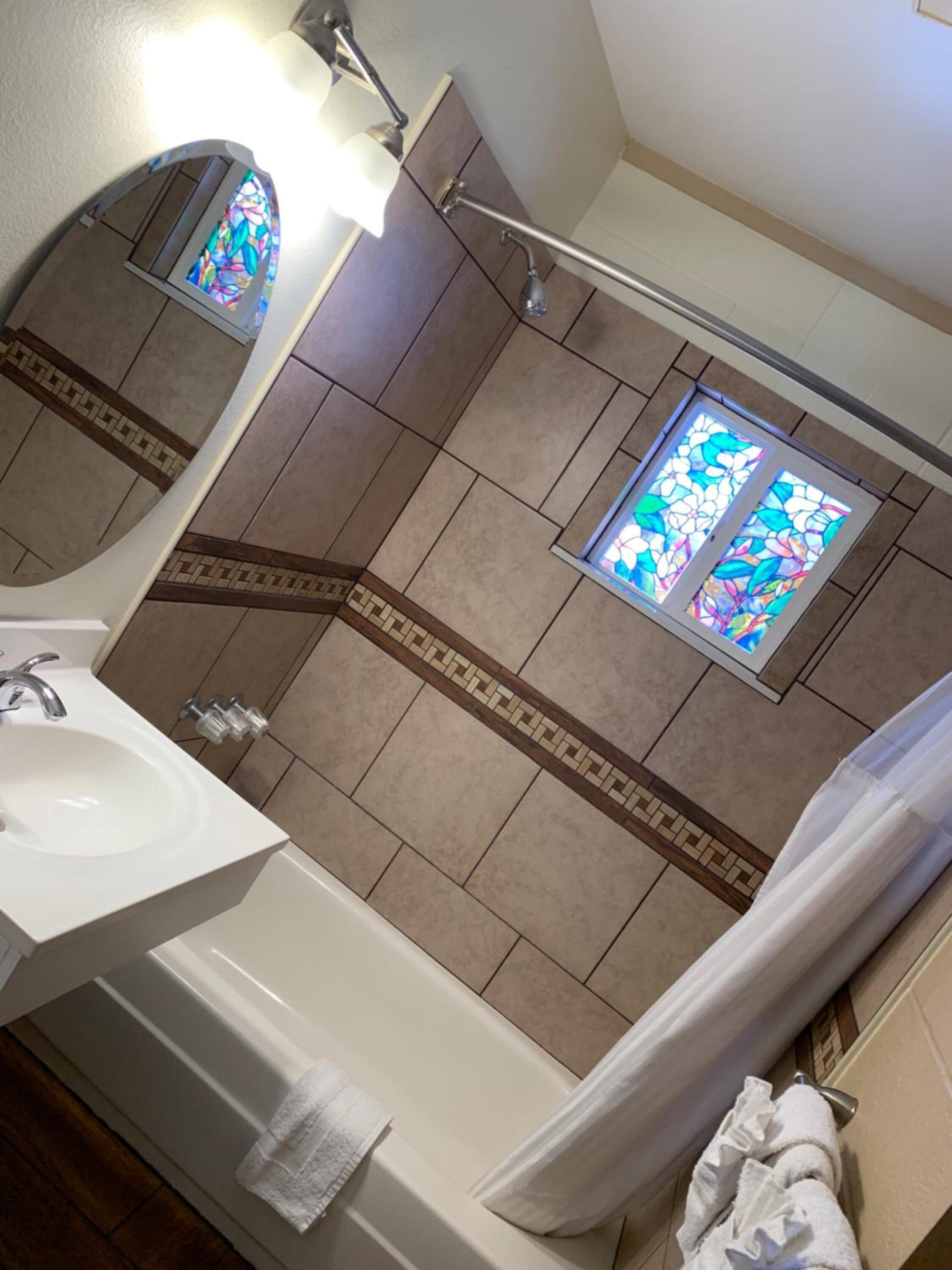 وحدات دش مع أحواض استحمام، مناشف