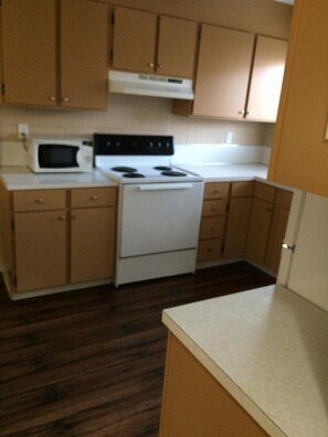 Fridge, microwave, oven, stovetop - Townhouse Inn & Suites (Klamath Falls)