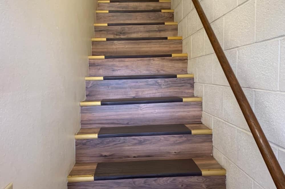 Townhouse Inn & Suites