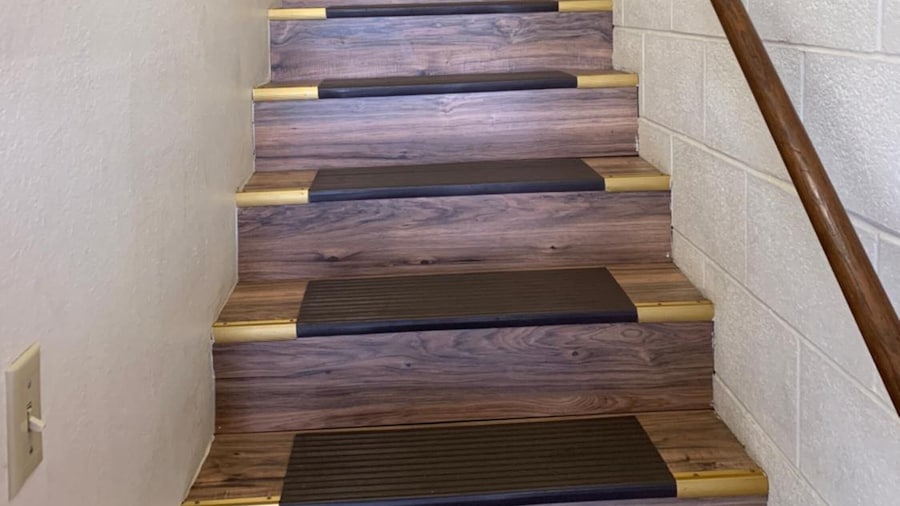 Townhouse Inn & Suites