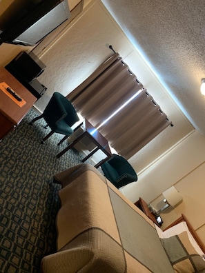 Premium bedding, blackout drapes, soundproofing, iron/ironing board - Townhouse Inn & Suites (Klamath Falls)