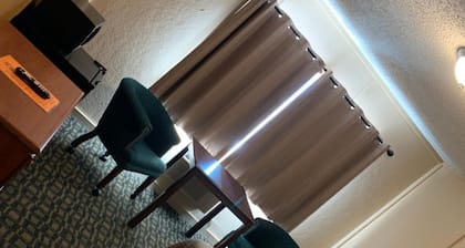 Townhouse Inn & Suites