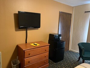 Premium bedding, blackout curtains, soundproofing, iron/ironing board - Townhouse Inn & Suites (Klamath Falls)