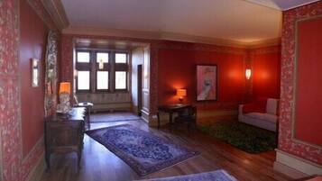 Suite (Papillon Rouge) | Living room | TV