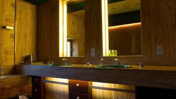 Un mueble de baño de madera con dos lavamanos y un espejo.