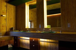 Suite (Papillon Rouge) | Bathroom sink