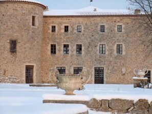 A stone building with multiple windows and a snow-covered courtyard. - Château du Besset (Saint-Romain-de-Lerps)