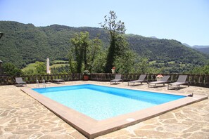 Una piscina al aire libre de temporada