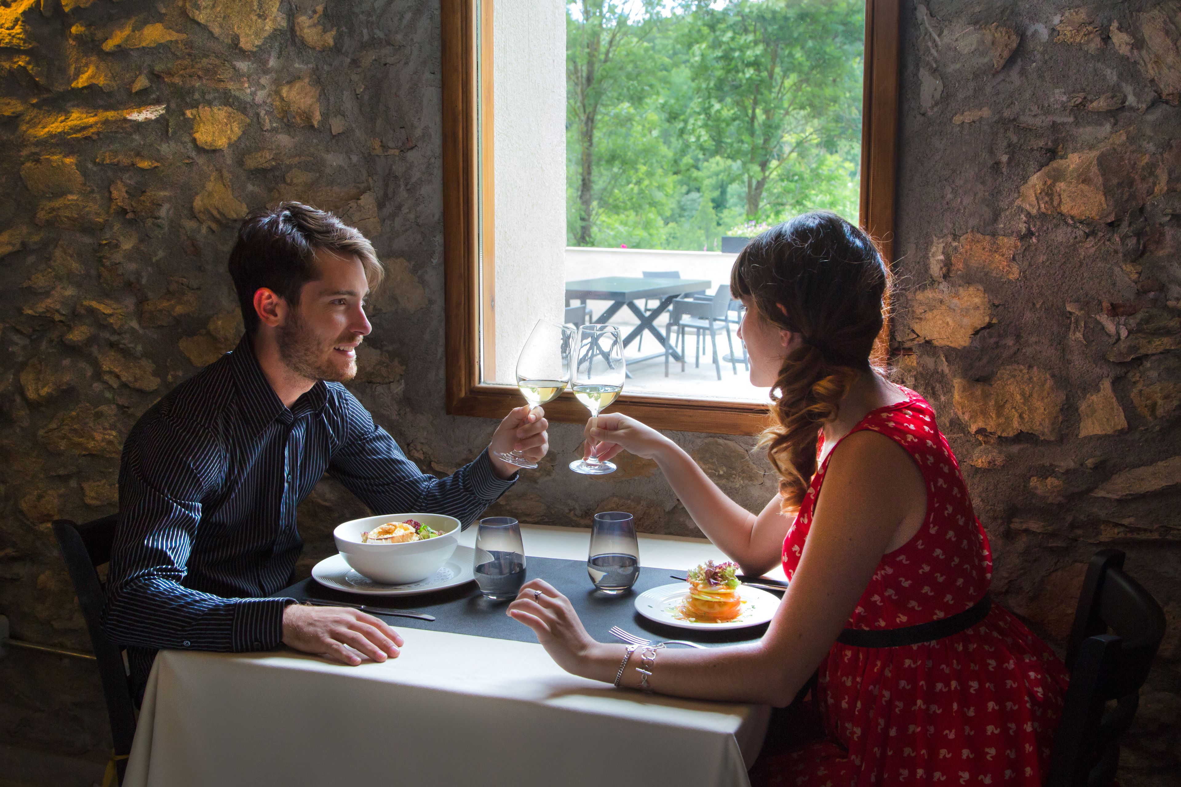 供应早餐、午餐和晚餐，无国界融合菜