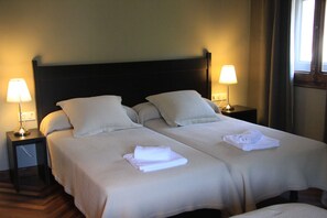 Camera familiare | Una scrivania, tende oscuranti, Wi-Fi gratuito