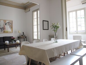 Standard Apartment, 6 Bedrooms | In-room dining