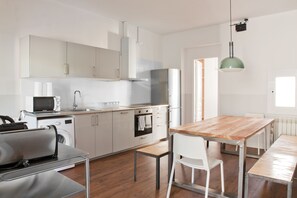 大冰箱、微波炉、烤箱、炉灶