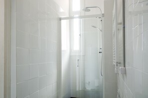 Separate bathtub and shower, deep-soaking bathtub, rainfall showerhead - My Address in Barcelona (Barcelona)