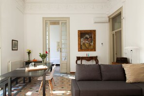 Apartment, 4 Bedrooms | Living room | Plasma TV - My Address in Barcelona (Barcelona)
