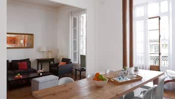 Departamento estándar, 6 habitaciones | Sala de estar | Televisión de plasma