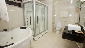 Suite executiva, 2 dormitoris, vistes a la ciutat | Bany | Assecador de cabells, sabatilles i tovalloles