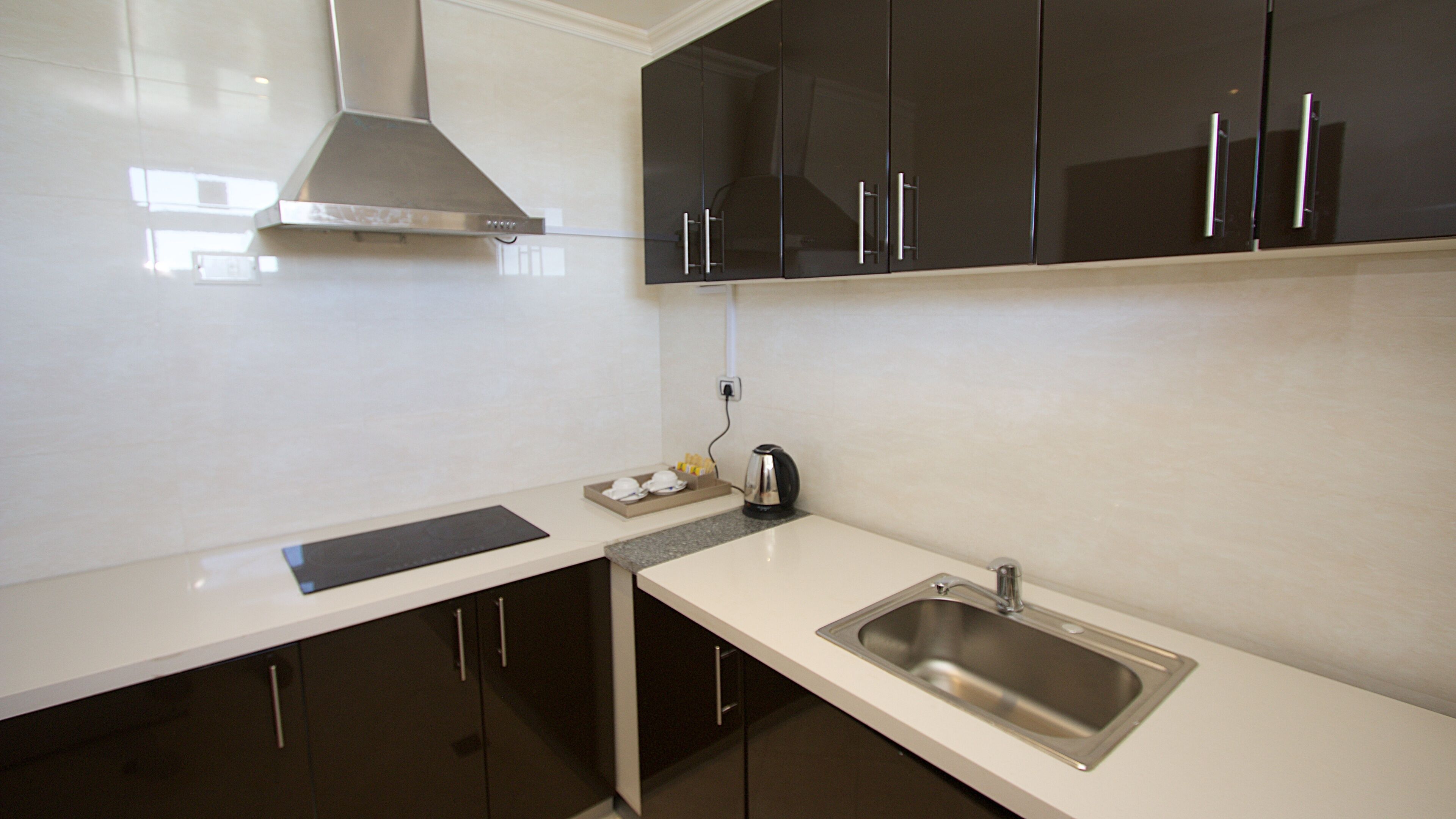 Fridge, coffee/tea maker