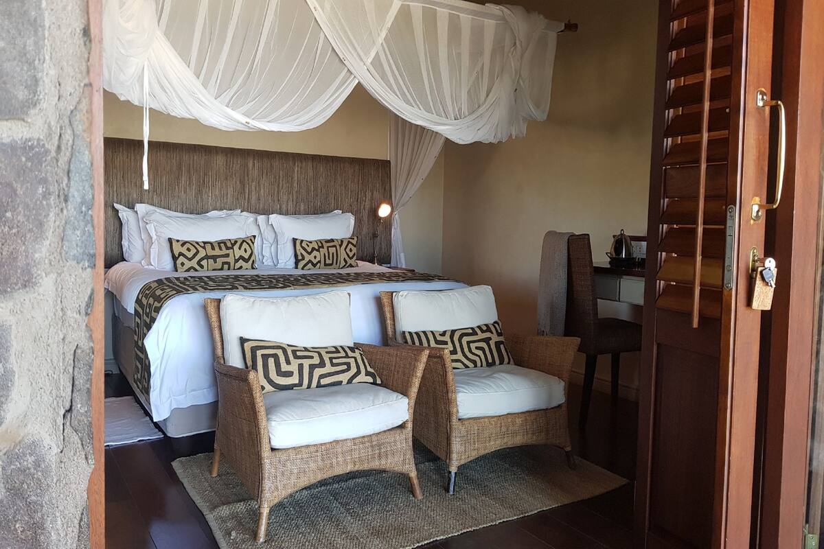 Veranda Suites | Premium bedding, minibar, in-room safe, desk