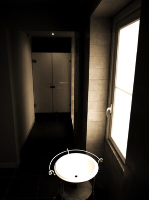 Triple Room, Shared Bathroom | Bathroom | Shower, towels - Jo's Place (Lisbon)