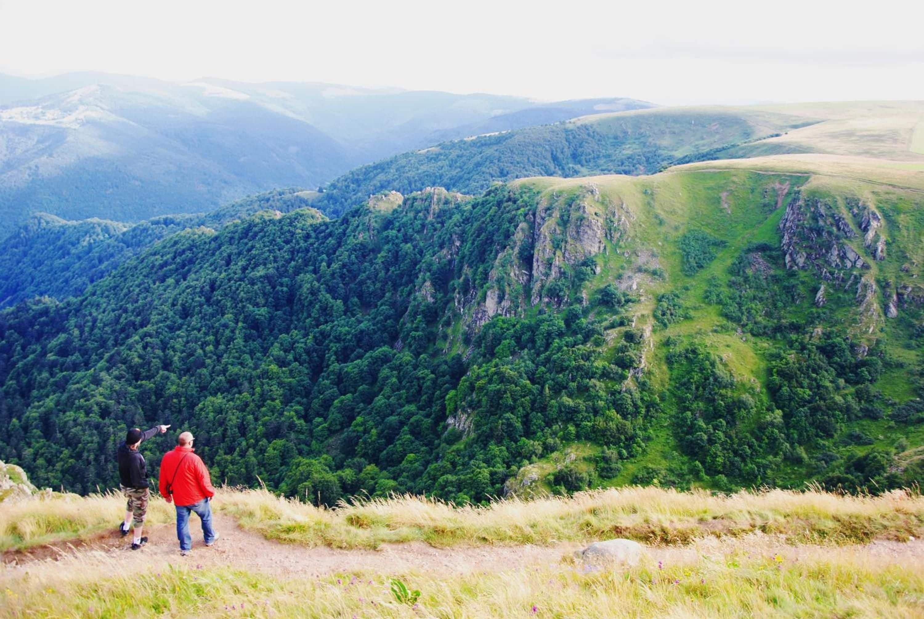 Un paisaje montañoso con cielo despejado.