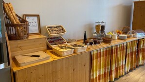 Una mesa de buffet con diferentes alimentos y utensilios.