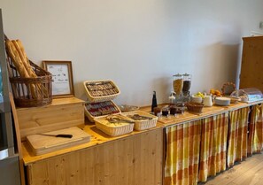 Breakfast buffet - Résidence Le Herbau (Gerardmer)