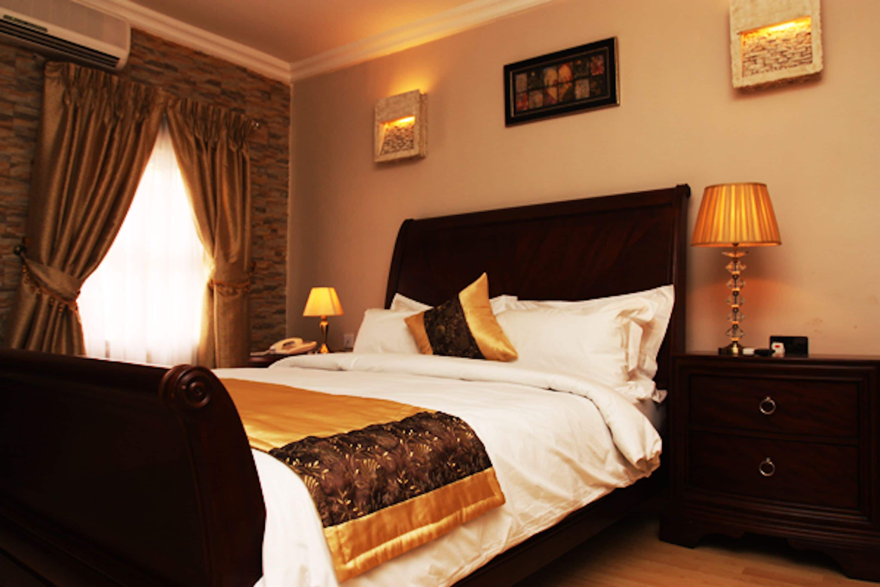 Chalet | Premium bedding, in-room safe, desk, laptop workspace