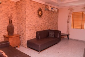 Lobby sitting area - Fryburg Suites (Lagos)