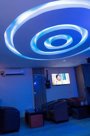 2 bars/lounges - Fryburg Suites (Lagos)