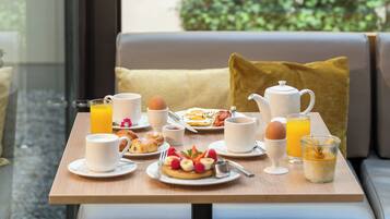 Tägliches Frühstücksbuffet (25 EUR pro Person)