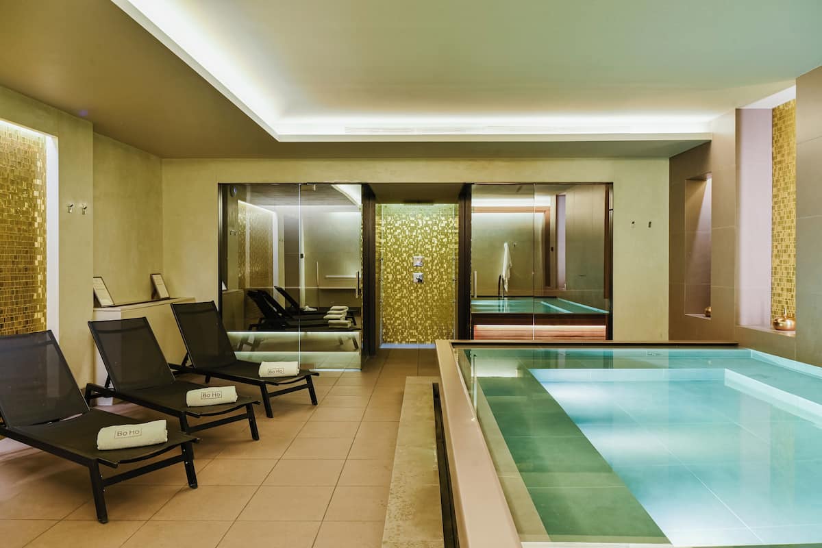 Minibar, caja de seguridad en la habitación y escritorio