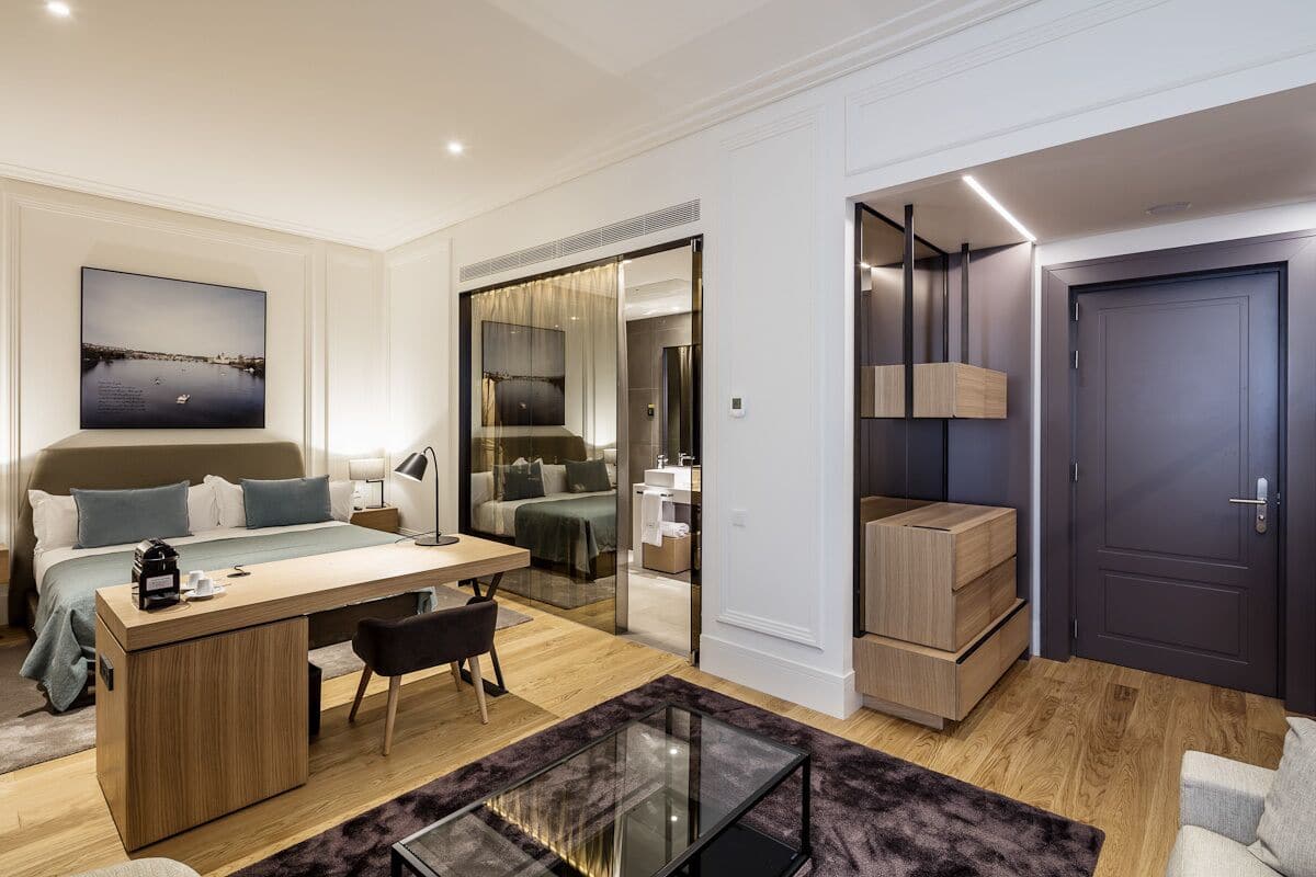 Minibar, värdeförvaringsskåp på rummet och skrivbord