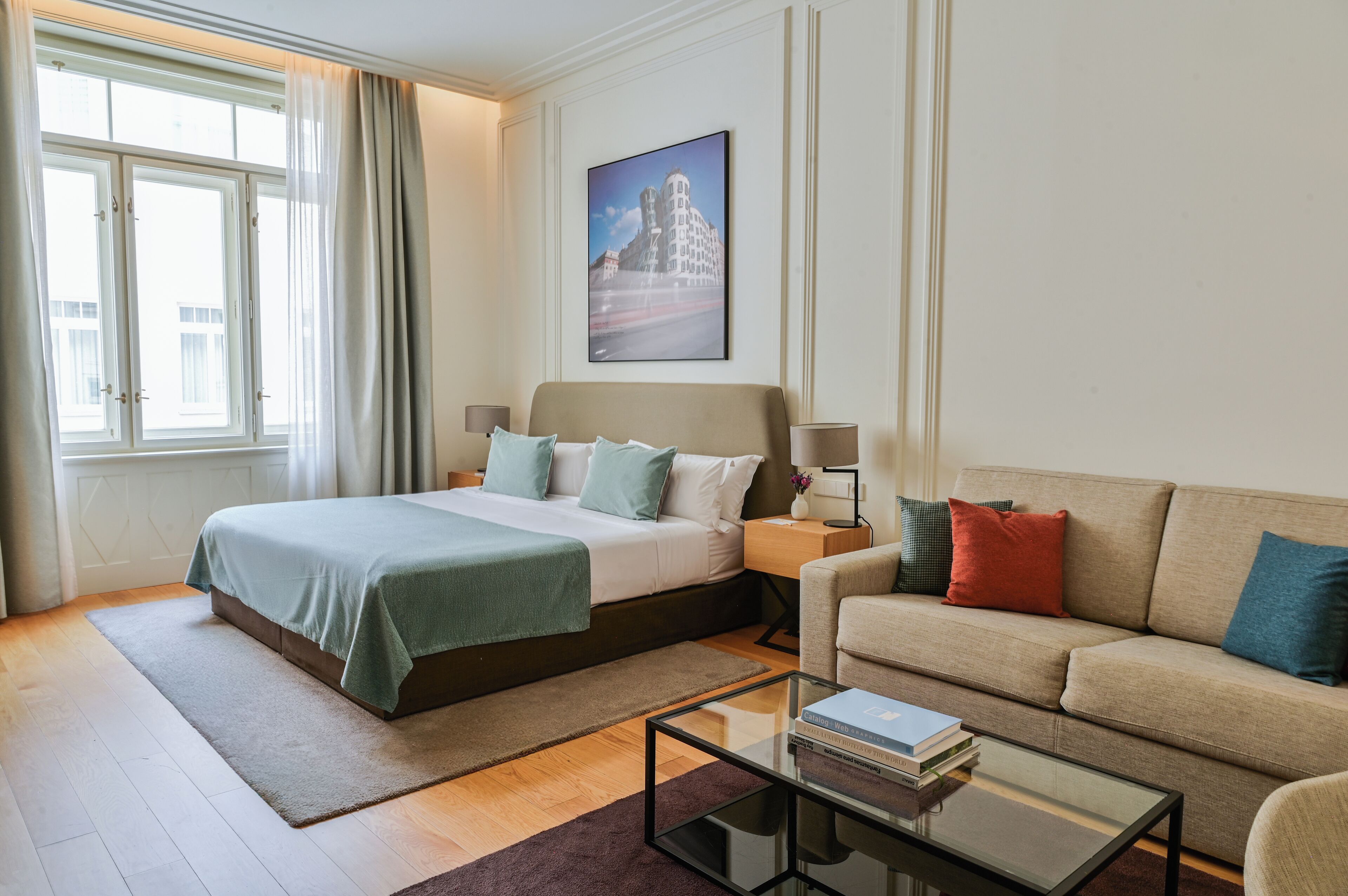 Minibar, Zimmersafe, Schreibtisch, laptopgeeigneter Arbeitsplatz