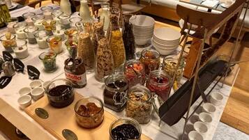 Ein reichhaltiges Buffet mit verschiedenen Speisen und Beilagen.