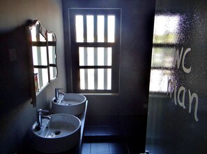 Family Room, Shared Bathroom | Bilik Mandi | Tuala disediakan 