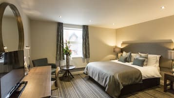 Standaard tweepersoonskamer | Luxe beddengoed, een kluis op de kamer, een bureau