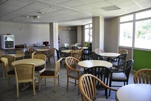 Free daily buffet breakfast - Le Relais de Port d'Albret - Hostel (Vieux-Boucau-les-Bains)