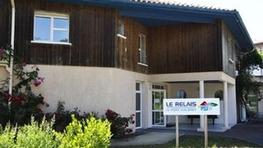 A two-story building with a sign indicating it is a retirement home. - Le Relais de Port d'Albret - Hostel (Vieux-Boucau-les-Bains)