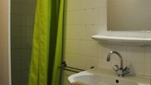 A bathroom with a shower, a sink, and a mirror. - Le Relais de Port d'Albret - Hostel (Vieux-Boucau-les-Bains)