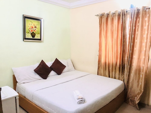 De Lawrence Court & Suites