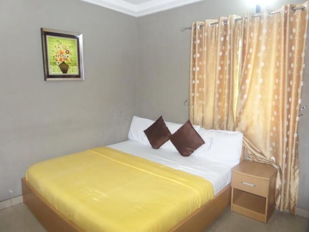 In-room safe, bed sheets
