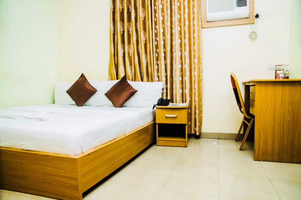 In-room safe, bed sheets